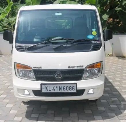 2018-tata-magic-express-van-private-big-1