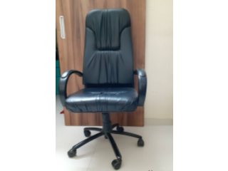Comfortable office chair with heavy duty metal base