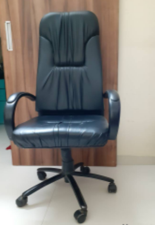 comfortable-office-chair-with-heavy-duty-metal-base-big-0