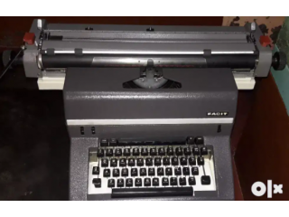 Facit English Typewriter Machine For Sale In Good Condition